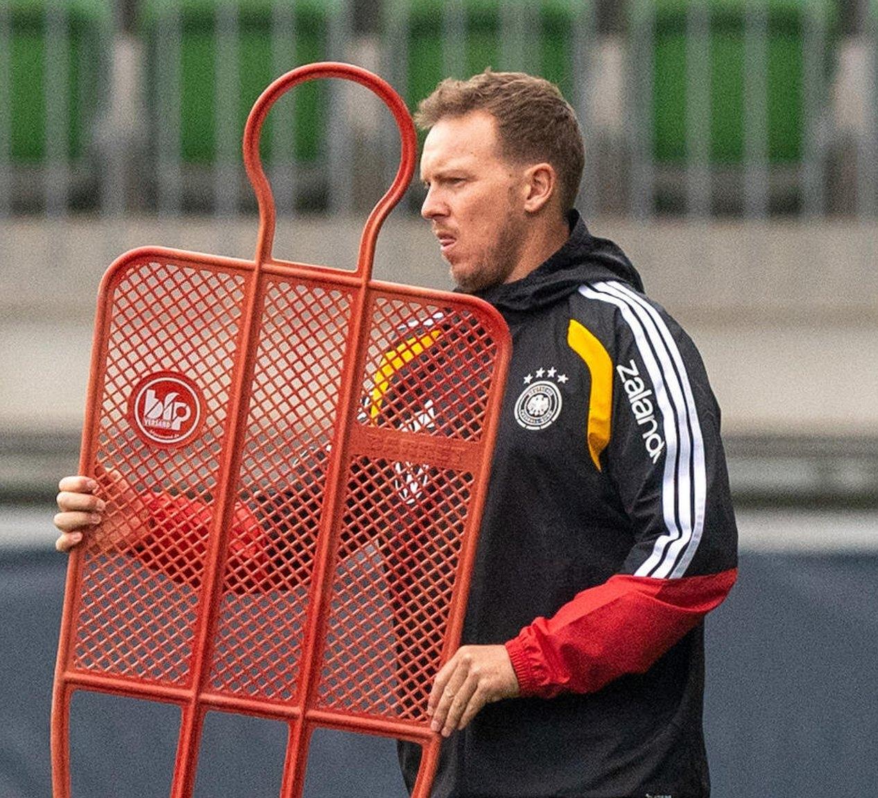 欧洲转会新闻发布会！★这个我看行！德国队主帅纳格尔斯曼现在是曼联主教练一职的