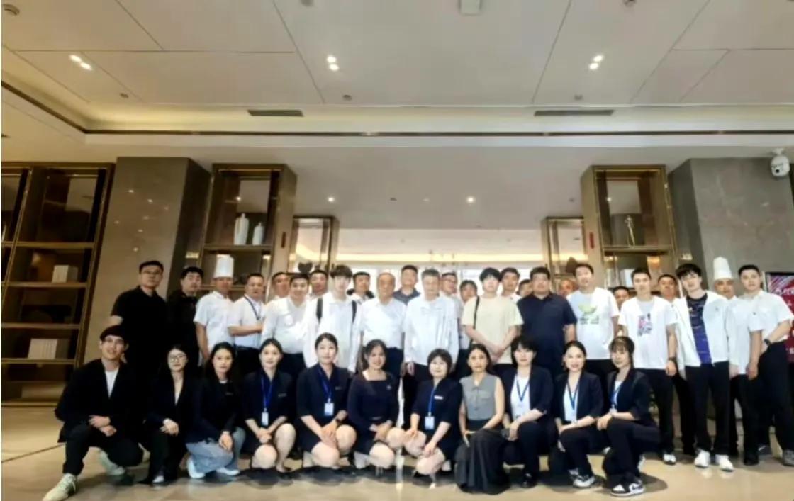 大合照来啦！这张合照应该是出发之前拍的吧，厨师和工作人员都来了，大家站在一起，