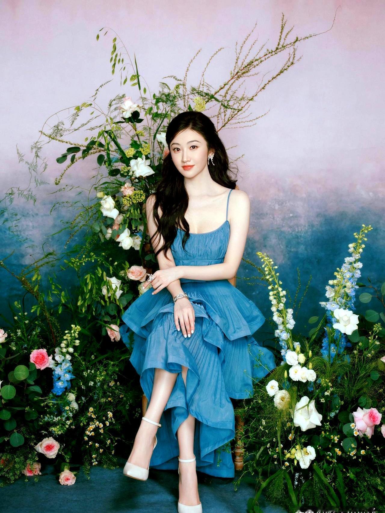景甜这组写真，氛围感直接拉满！她穿蓝色吊带蛋糕裙，把好身材秀得彻底，腰线
