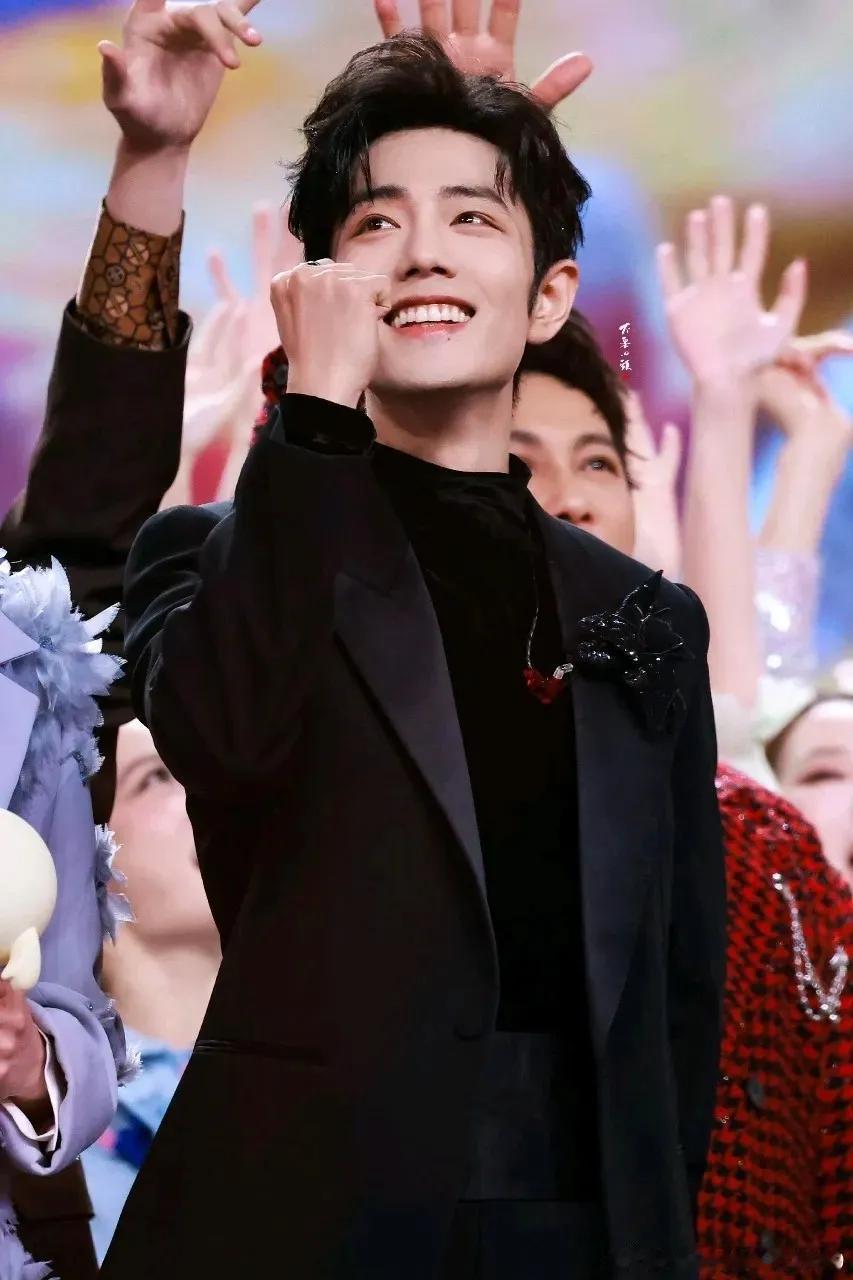 谁懂啊！现场看肖战唱歌真的会被震撼到！明明感冒嗓子都哑了，说话都带着点沙沙