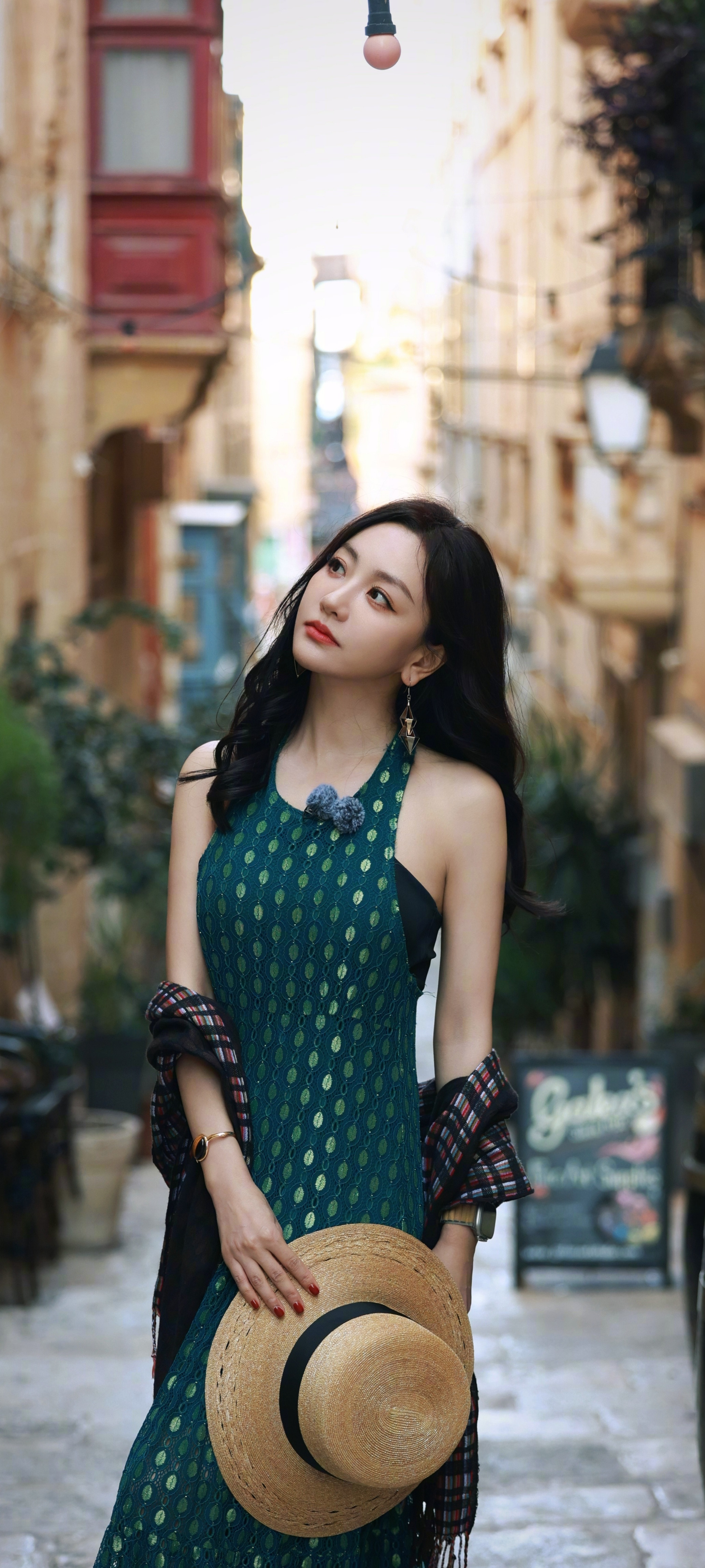 杨蓉绿裙子街拍，港风感满满。杨蓉