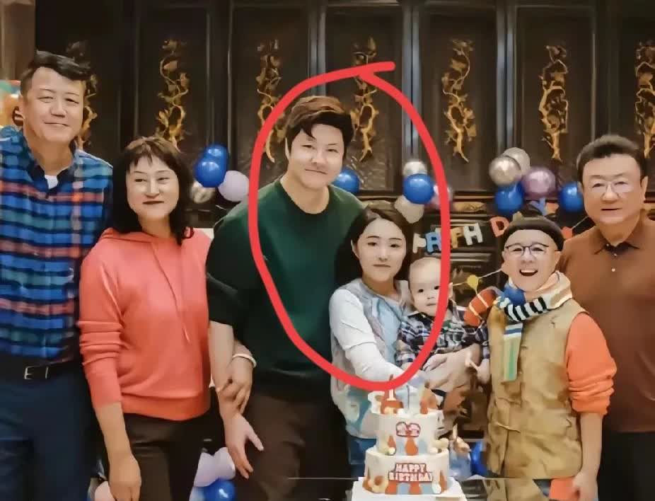 金龟子的女儿也开始直播带货了我好奇她嫁了个什么样的老公需要她来赚钱养家，