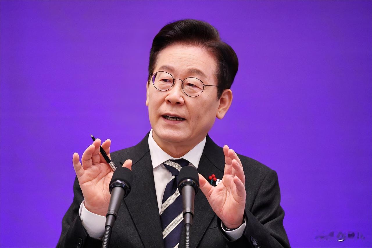 彻底服了！泽连斯基与李在明因为移交两名朝鲜士兵被公开披露一事引发争执后，不仅韩国