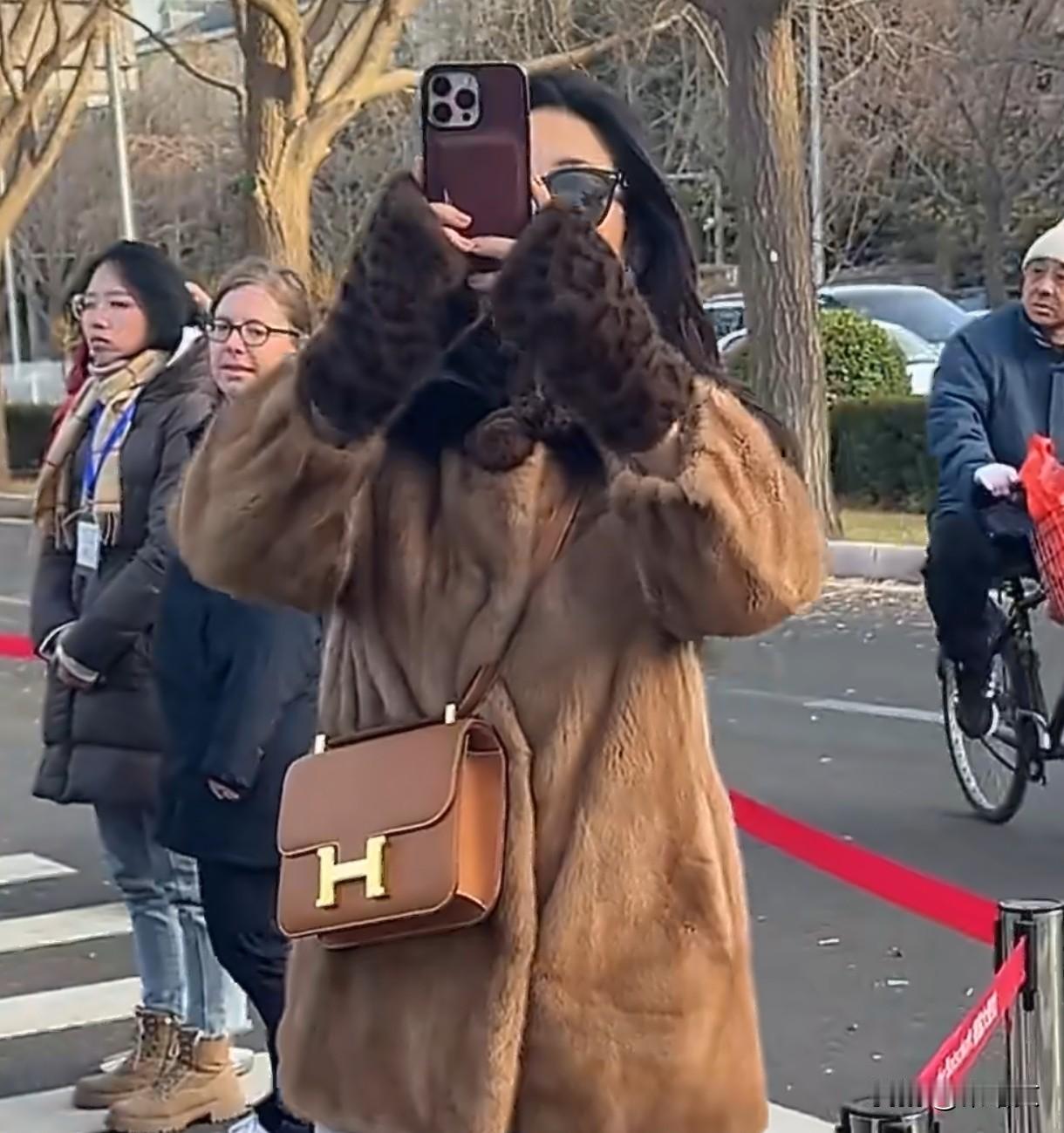朱珠冷脸挤老公上热搜！这波操作才是真夫妻的默契零下好几度的北京街头，貂皮大