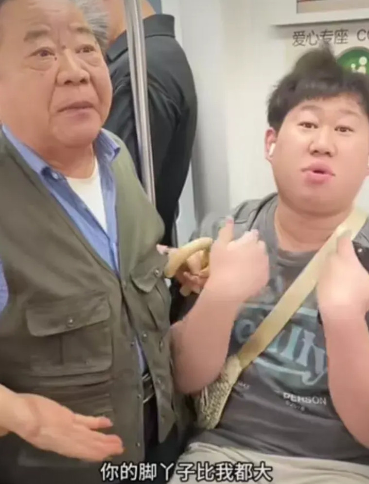 近日，在上海的地铁上，一位大爷，看到一个年轻人坐在贴着老幼病专座的座位上，大爷认