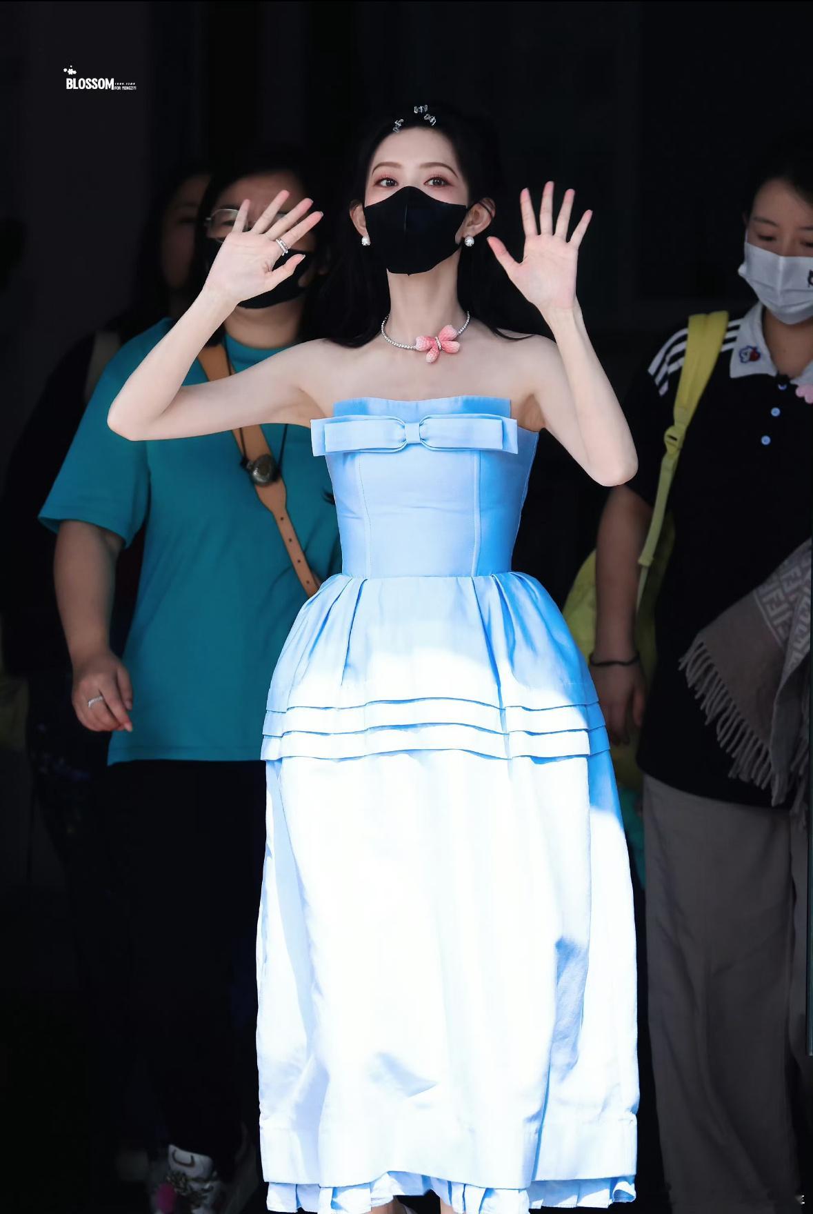 孟姐美的很客观孟子义蓝色猫猫公主孟子义蓝色公主裙look​​​