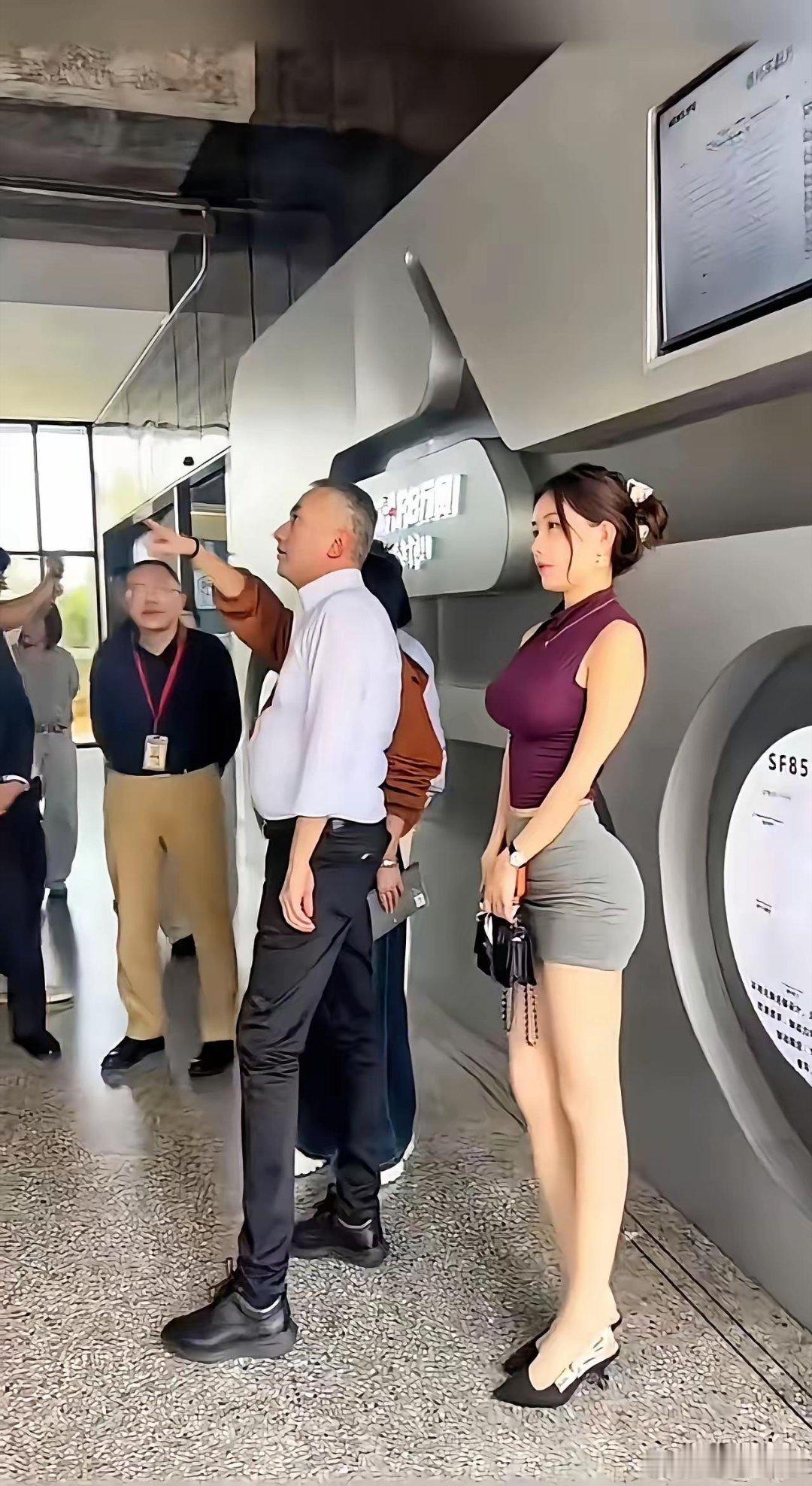 你觉得这是领导夫人还是领导秘书呢？