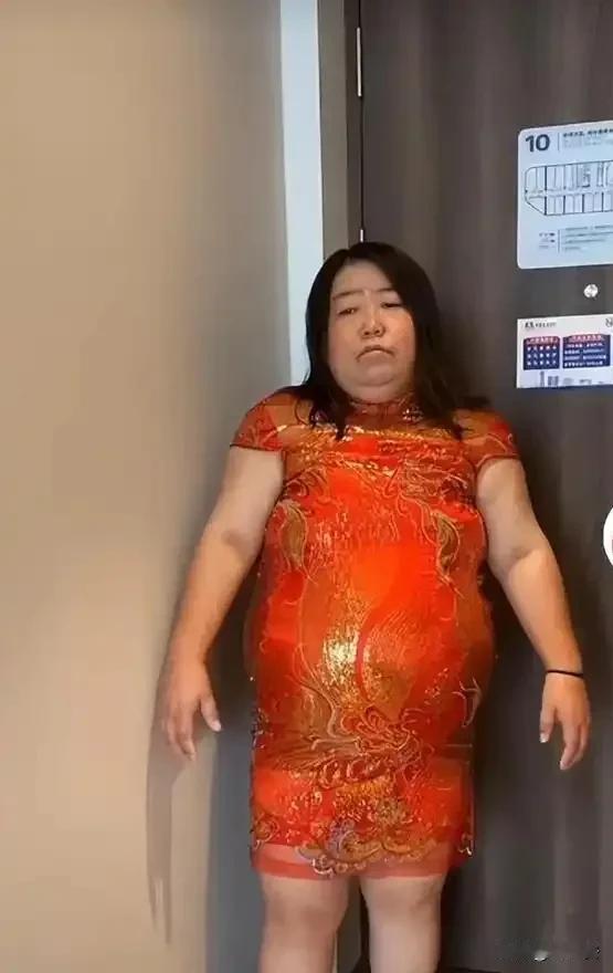 你们最近有没有经常刷到这位“苹果姐姐”？从大腹便便、臃肿丑陋的中年妇女逆袭成了身
