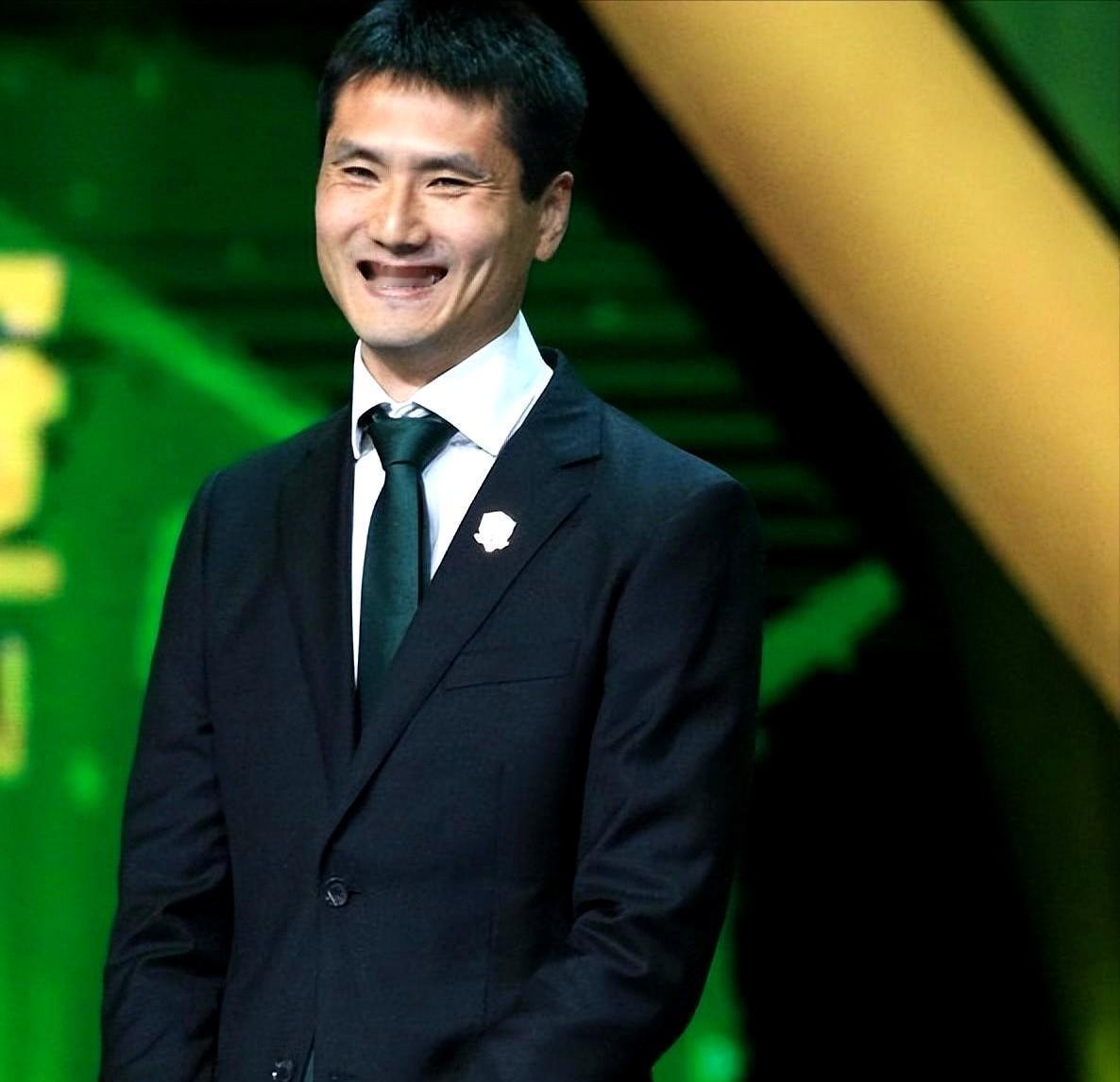 邵佳一接手国足，带一帮00后上场了。邵佳一现在别想什么技战术，别扣细节了，来