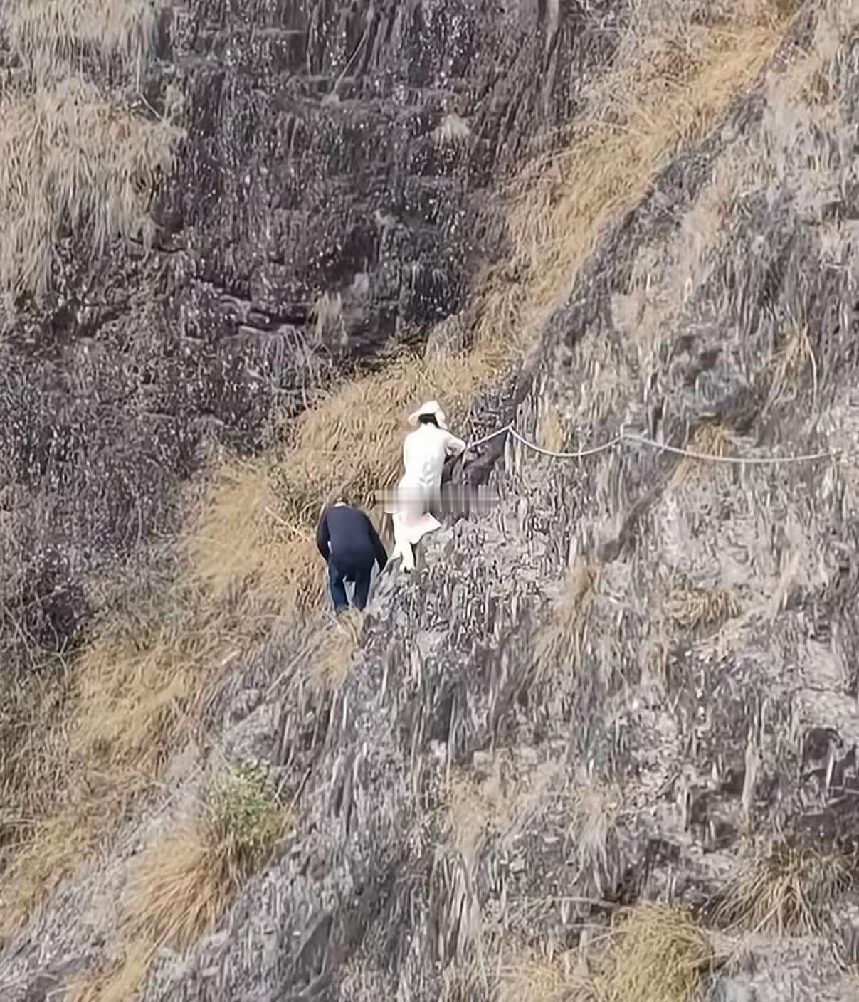 第一次见爬山穿旗袍的