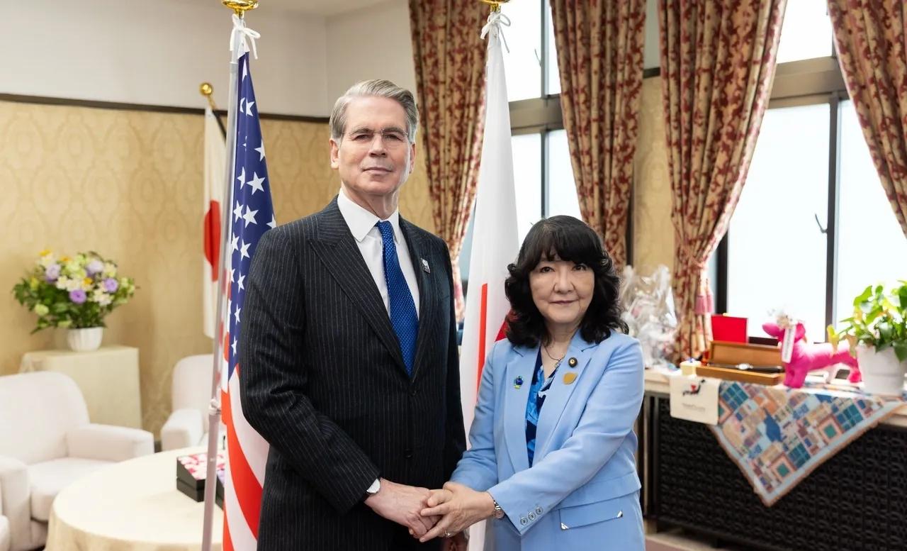 美国财长贝森特会见日本财务大臣片山皋月，这次贝森特还是比较低调，没有露出颐指气使