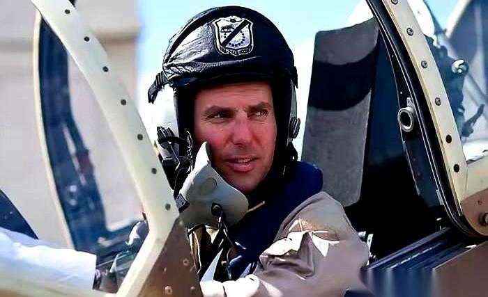 前美军航母飞行员丹尼尔·杜根，到底还是没躲过这从天而降的跨国大网。路透社的最新