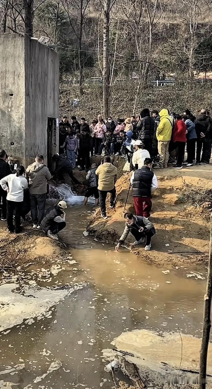 郑州太惊喜！枯了30多年的贾鲁河，暖泉复涌第9天越涌越猛！现在泉水每小时流