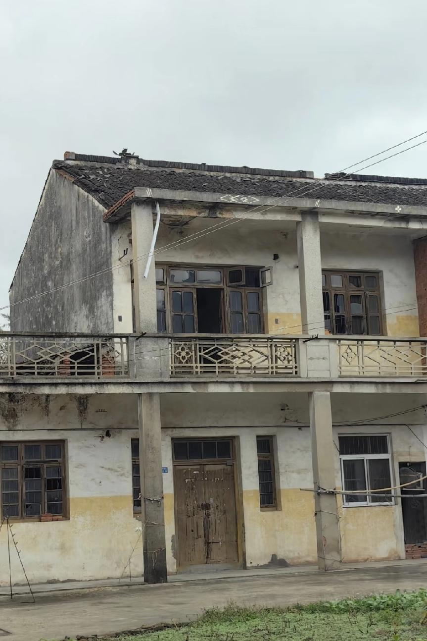 我亲大伯，上个月去世了。说来好笑，我是从另一个亲戚那儿知道的。那个亲戚给我打