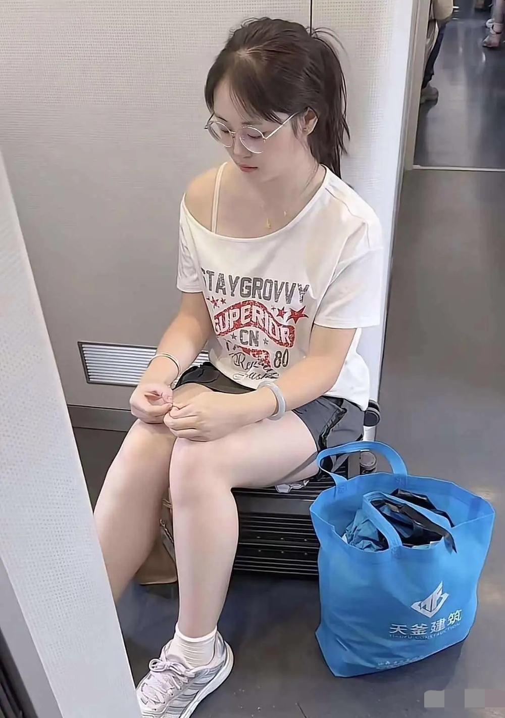 这气质、颜值妥妥的班花，女孩是学土木专业的，当校花候选人也够格，有一种天然美。网