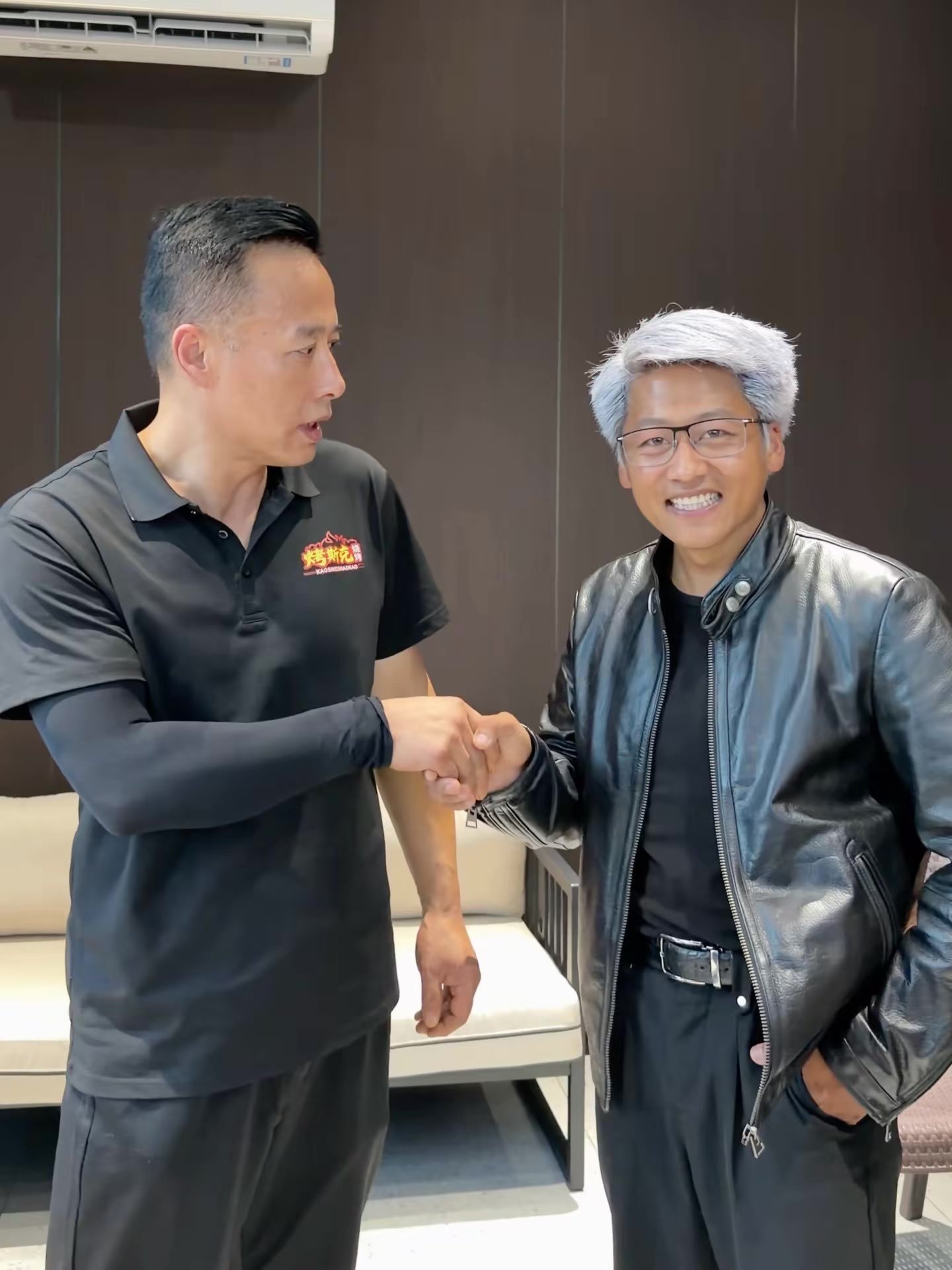 这也太好笑了吧，哥俩好会整活儿中国的两位“顶流模仿者”——中国版“马斯克”和中国