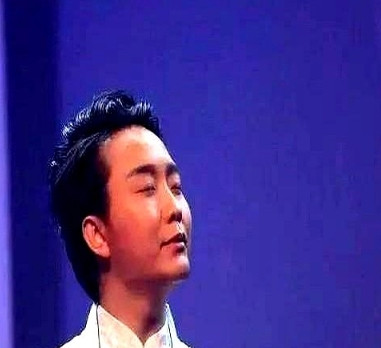2013年，一外国人问李玉刚：“你们国家有一个词，叫‘贱骨头’，您觉得您是吗？”