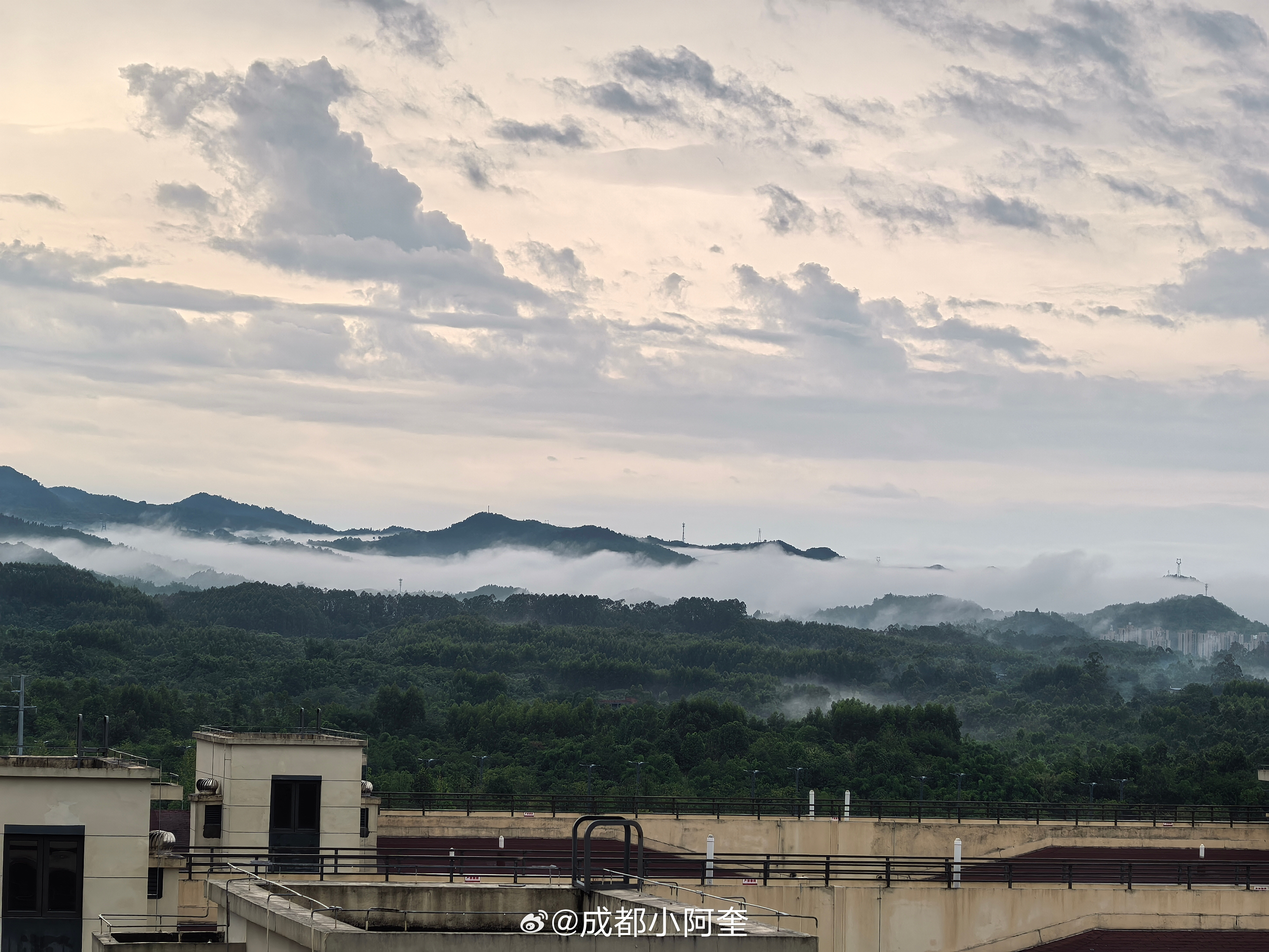 一夜暴雨，二峨山下的视高玉带披肩绕身，就像是在雪山脚下。远处的万科城在一片白茫