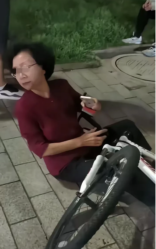 大妈跟学生撞上了，明明没事偏要赖地上讹人。俩孩子没辙，掏出政治课本就念起来，讲道