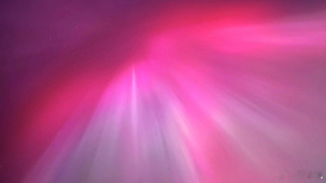 跨年一个人在冰岛看日出去年的跨年夜在冰岛追极光也很难忘！今年在瑞士滑雪，都是梦一