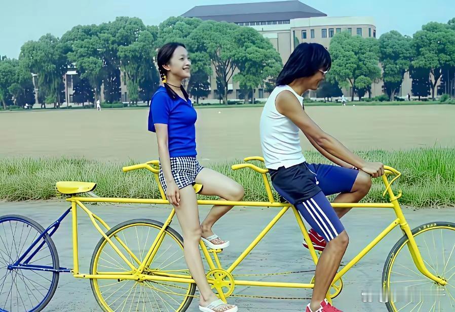 周迅、朴树、夏雨二十多年前在清华操场上的一组老照片。