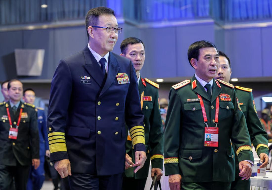 新加坡防长说着流利中文，劝中国“以德服人”，有能耐冲美国说去！本届北京香山论坛