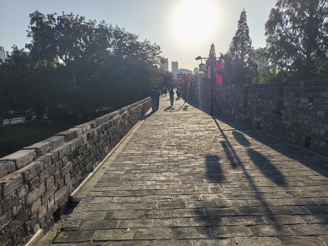 南京矮城墙历史悠久，简单实用，在上面行走，视野开阔，目光所到之处，都是美丽的风景