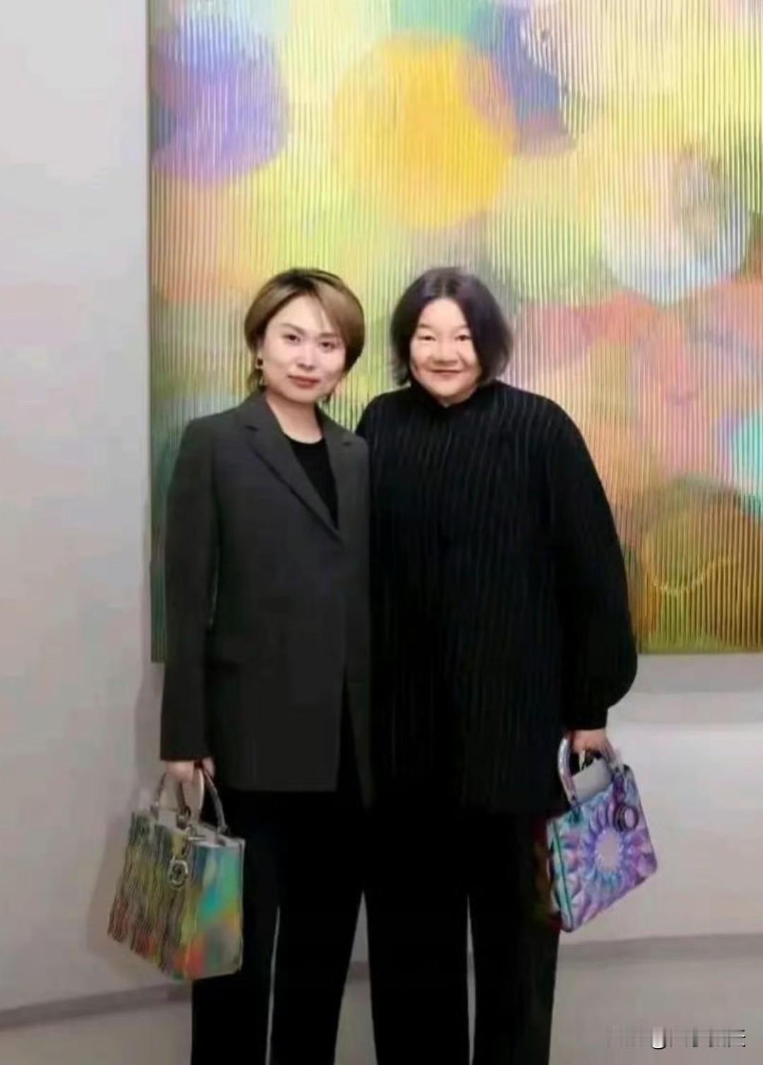 天呀，这是洪晃吗？身材上瘦了。头发染黑了​​​