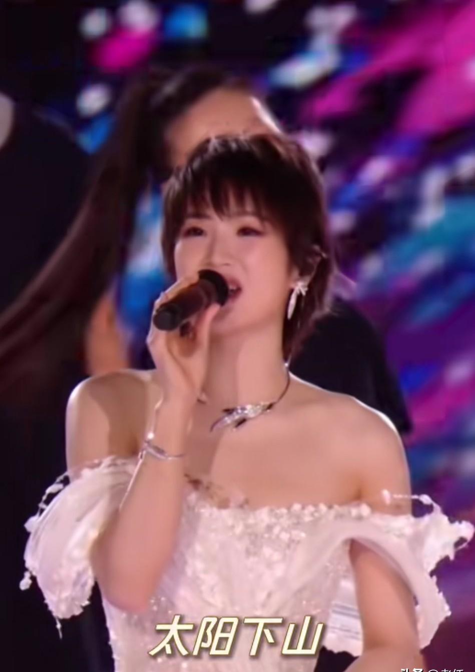 推开一百万的代言合同，她拿起的是十五块的剧组盒饭。这不是人设，是姚安娜在《去有