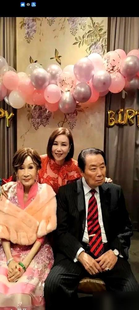 刷到两张照片，给我干沉默了。​一张是79岁美容大亨郑明明的生日照，珠光宝气，