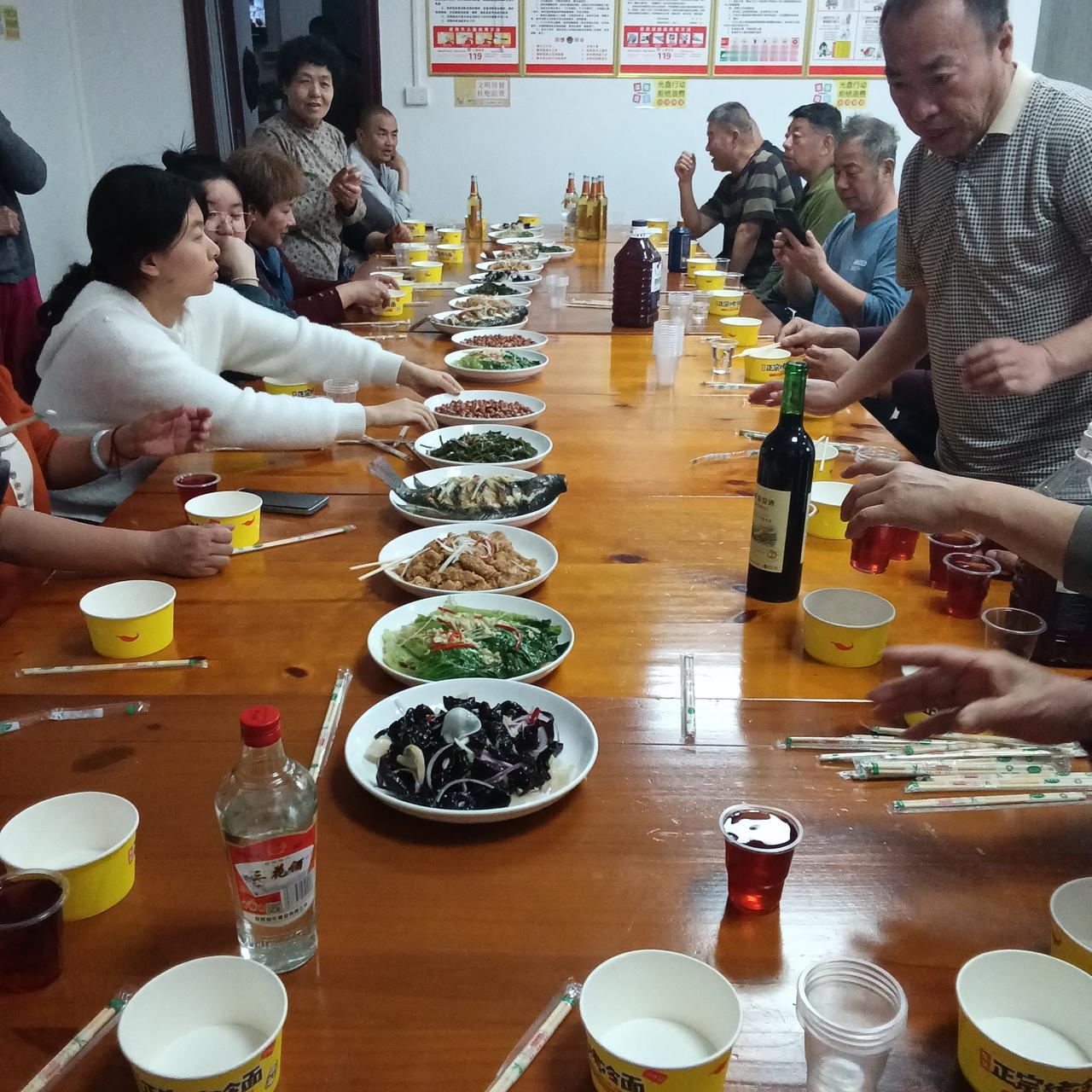 别样的除夕年夜饭我在一家公寓过大年今天是2025年除夕。做梦也没有想到，我