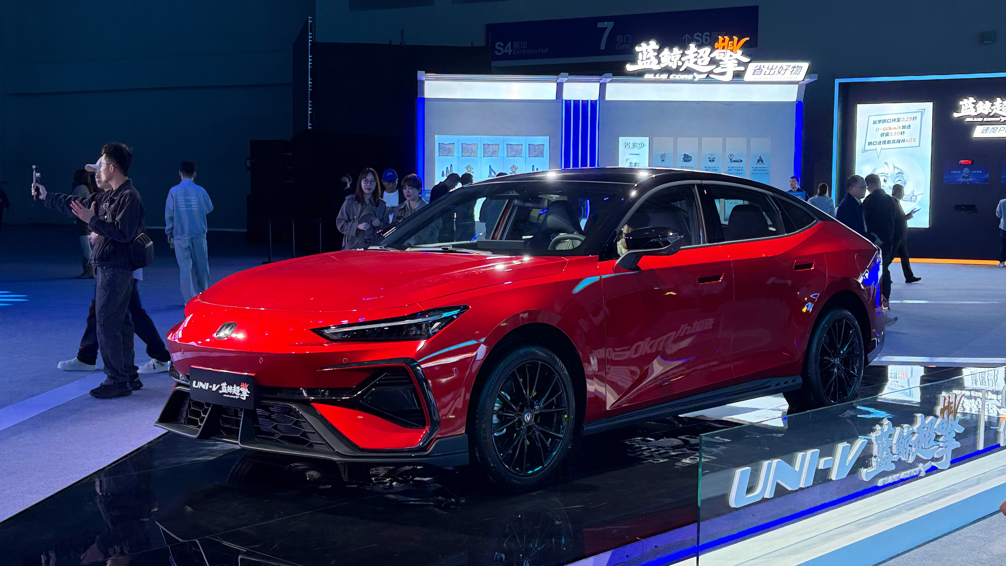 3月30日，长安汽车于重庆发布蓝鲸超擎混动系统，首搭车型第四代CS75PLUS蓝