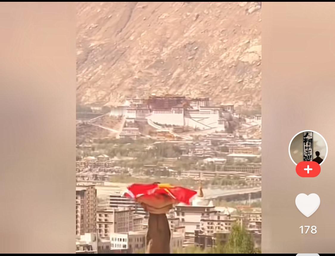 越南网红以布达拉宫为背景，挥舞越南国旗，越南人沸腾了！视频中这位网红，手持巨幅