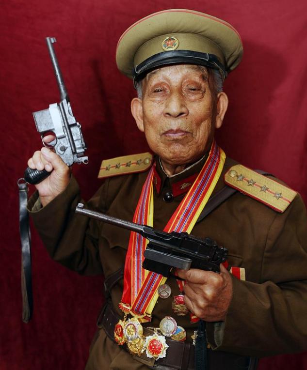 “一支是粟裕大将给我的，一支是开国中将给我的，你们要哪支？”1996年，面对上
