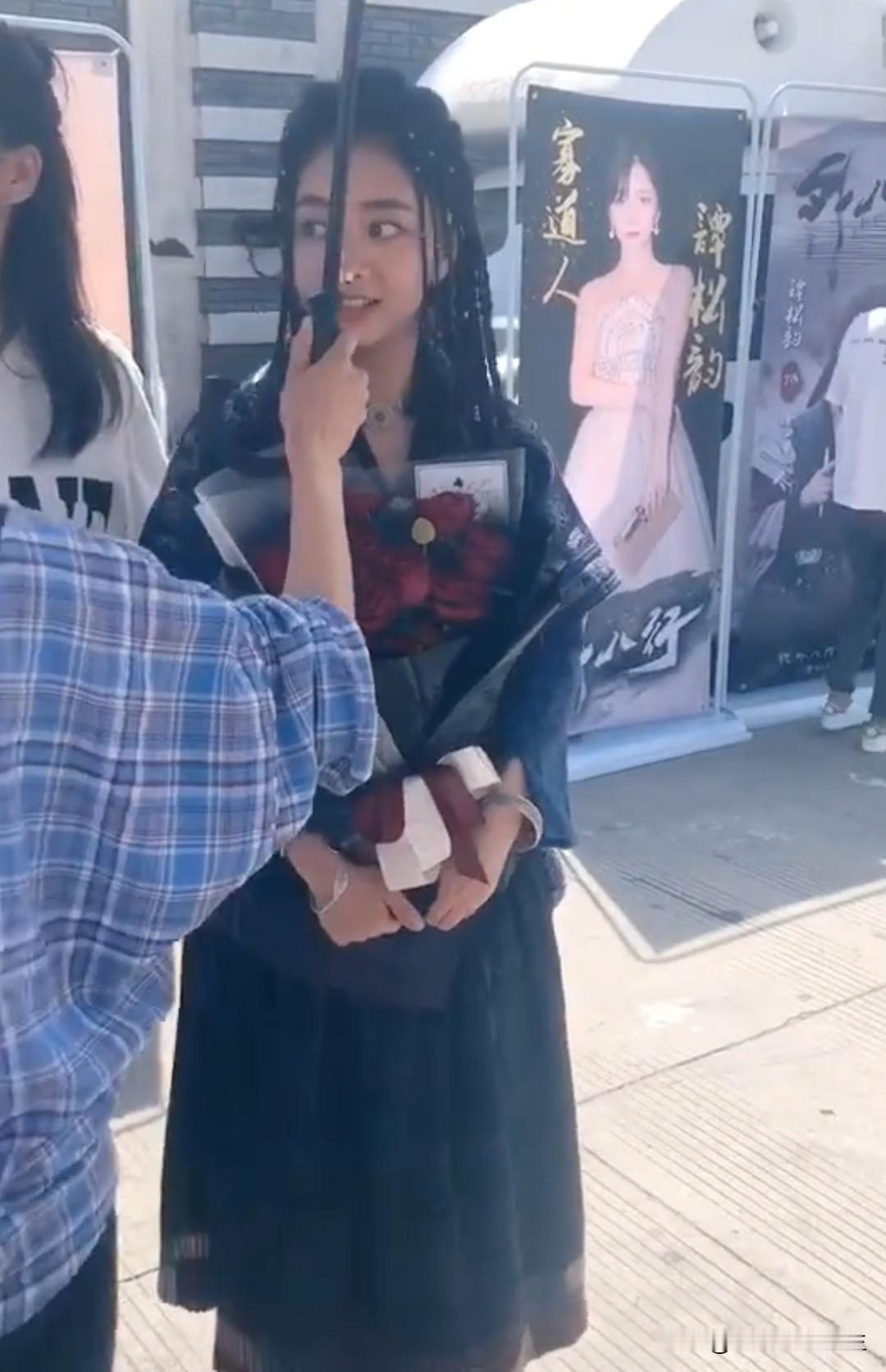 天啊！谭松韵接受采访时也这么可爱，娃娃脸少女感拉满～小圆脸被夸年轻的感觉真好！谭