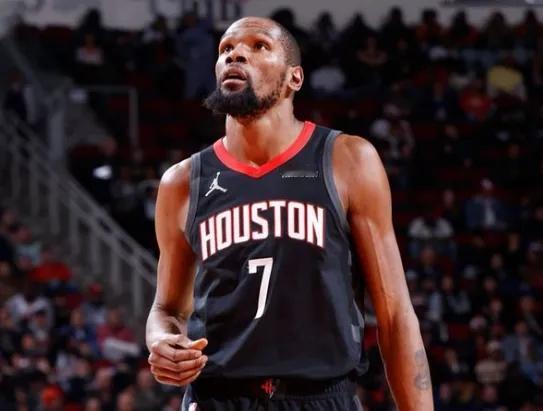 怀疑杜兰特真是带着命中率系统在打球啊，就算开场只有几中一最后也能回到50左右的命