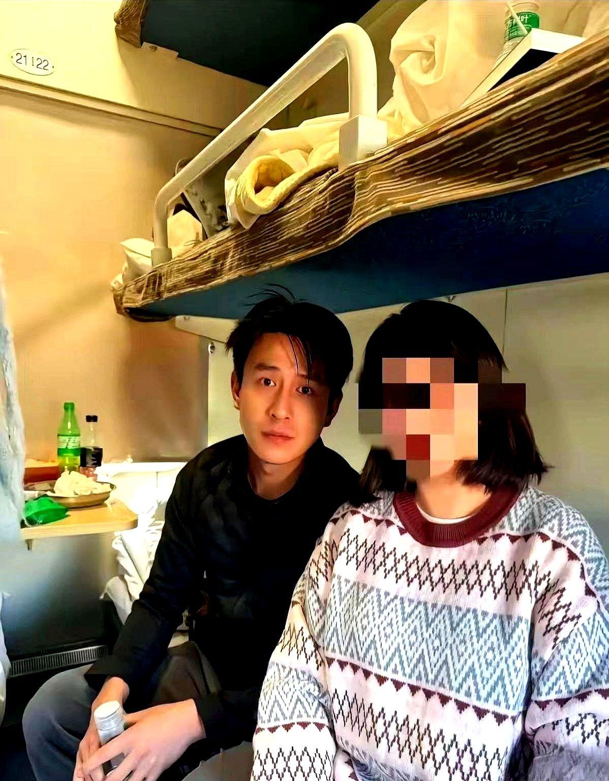 刘萧旭坐绿皮火车的热搜，我直接看傻了！现在网上吵翻了，有人说“这是故意摆拍凹