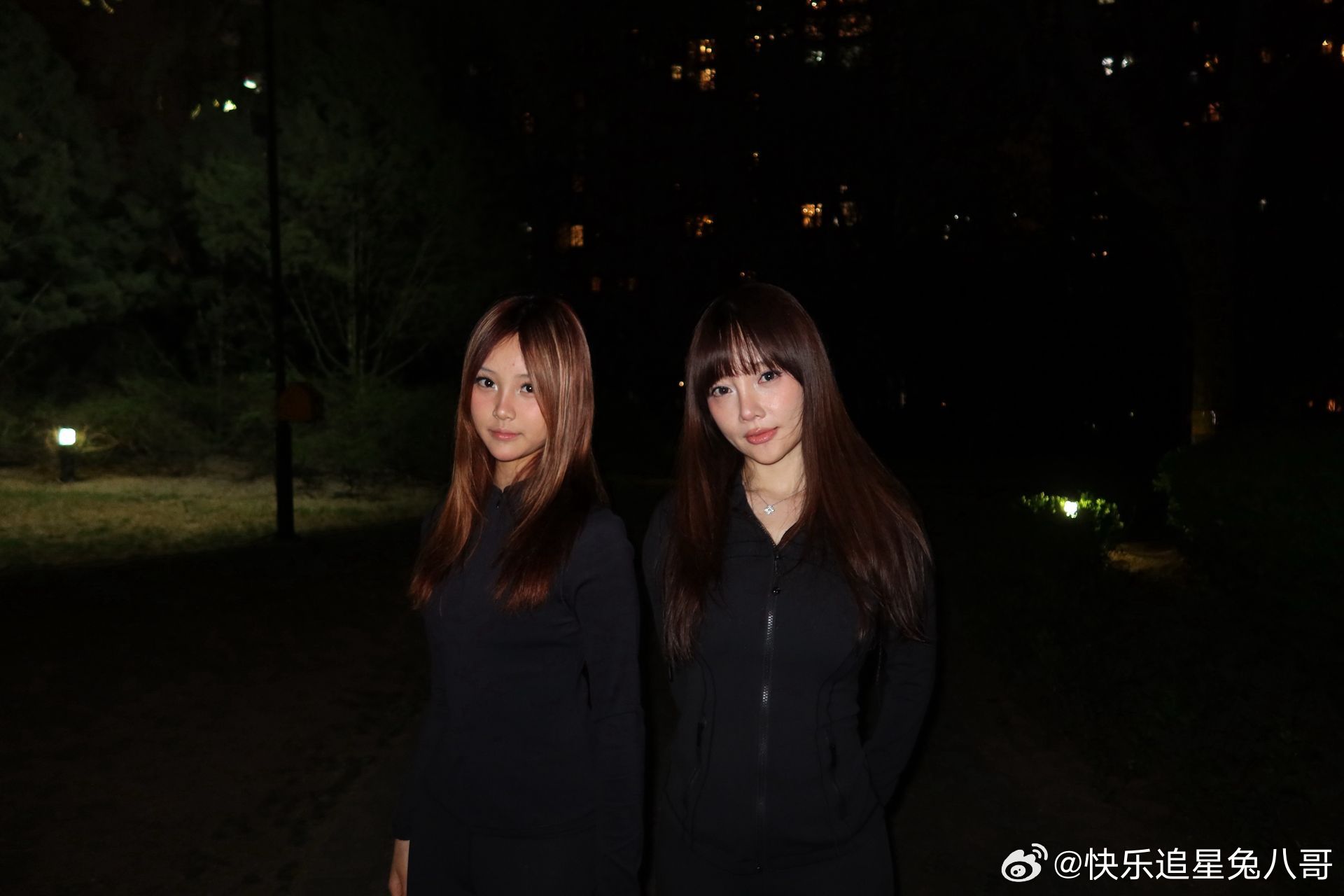 13岁甜馨好漂亮甜馨晒与妈妈合照甜馨晒与妈妈李小璐最新合照，母女俩穿着同款黑色