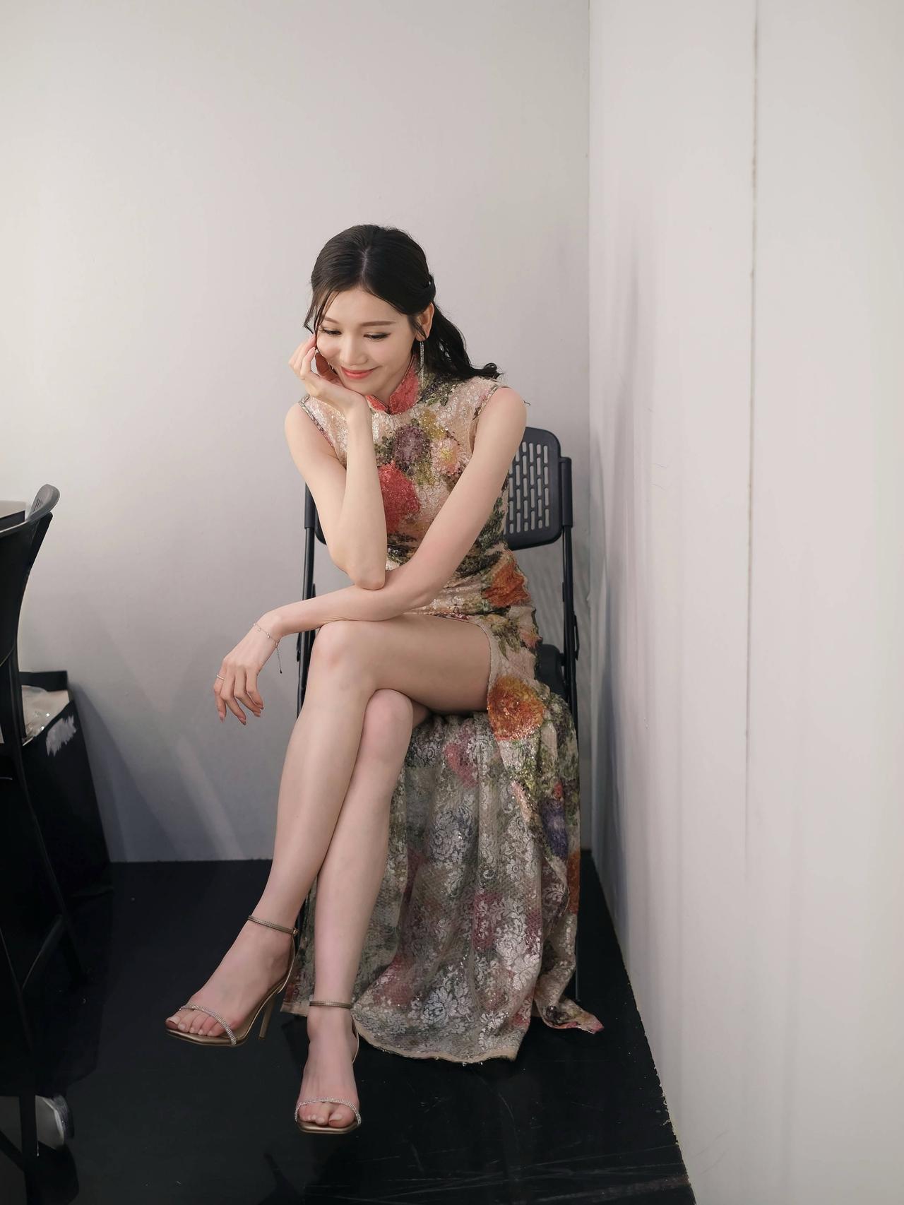 TVB邓美欣旗袍写真，优雅东方神韵！邓美欣（VenusTang）是中国香港女