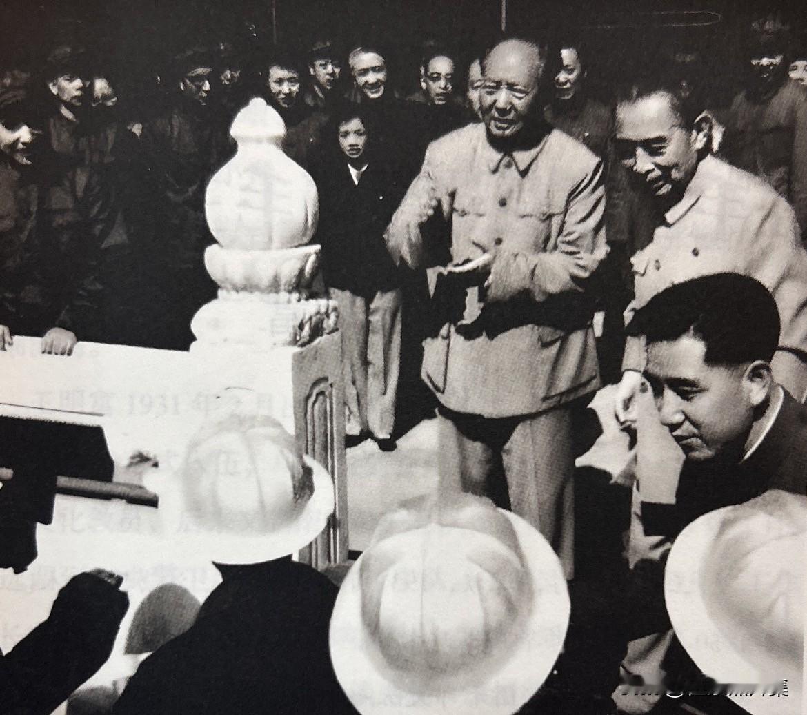 1966年10月1日，毛主席、周总理等在天安门城楼上出席活动。照片中站在前排右一