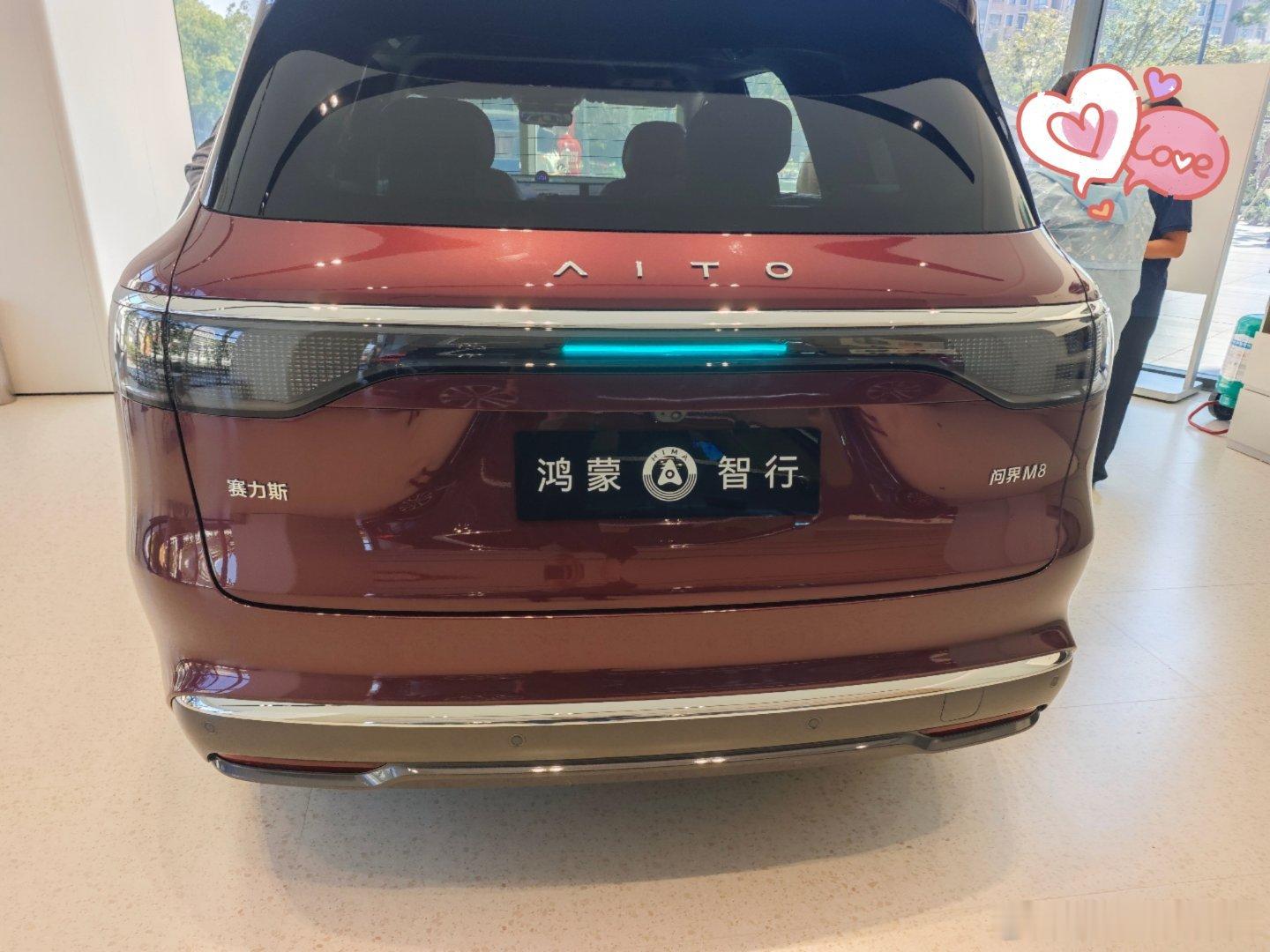 很意外，附近商场的华为专卖店，是华为专卖店，不是鸿蒙智行店，居然摆放了问界M8和