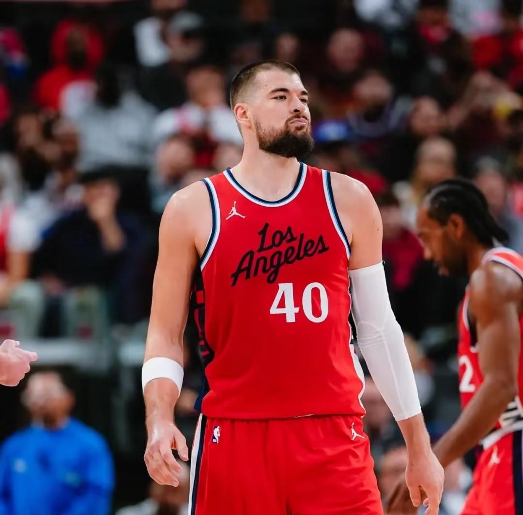 祖巴茨必须送走原因很简单，他现在已经不符合快船战术要求，严重阻碍登卡的进攻空间