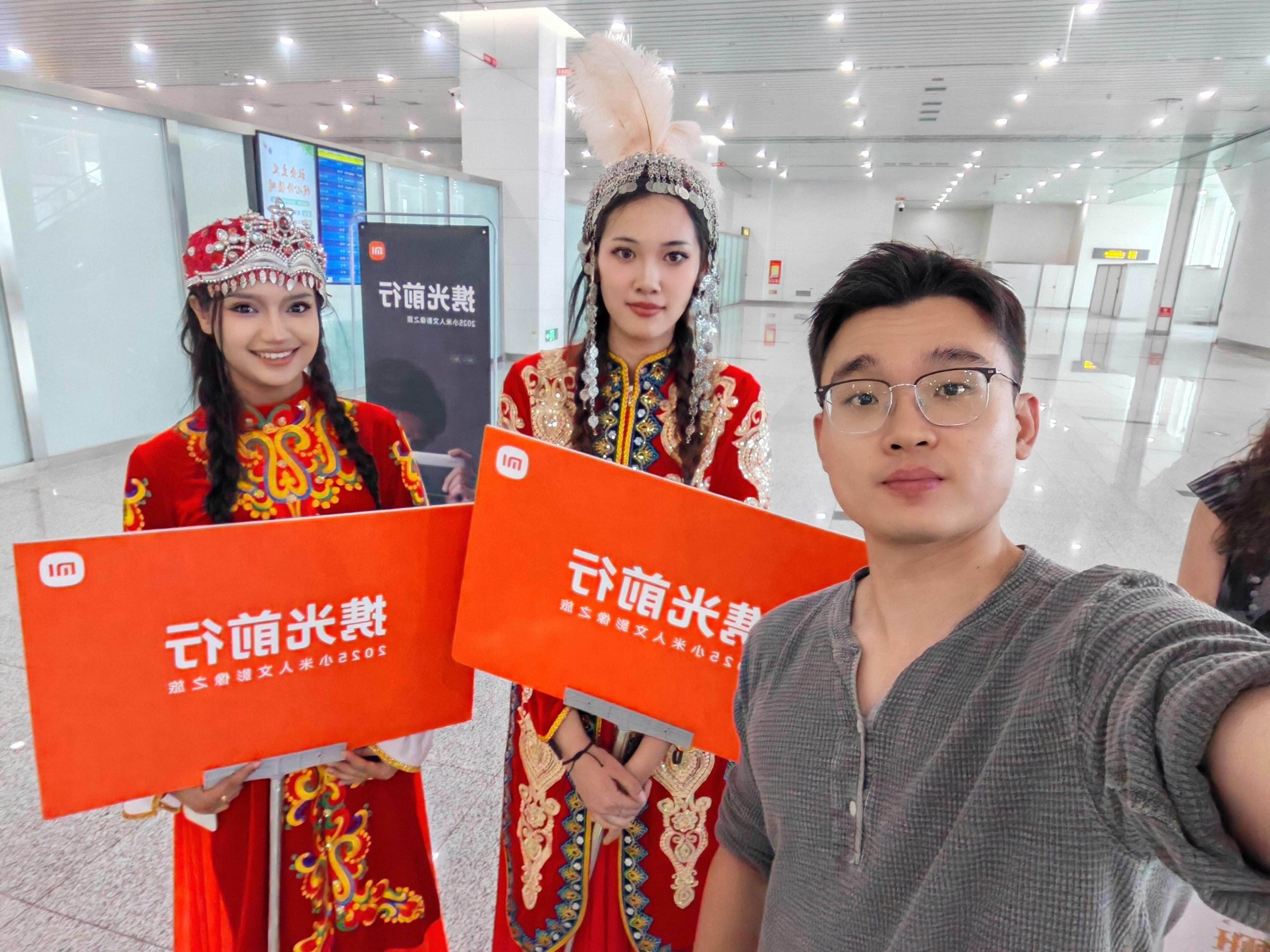 到新疆啦！接机的小姐姐好高啊​​​