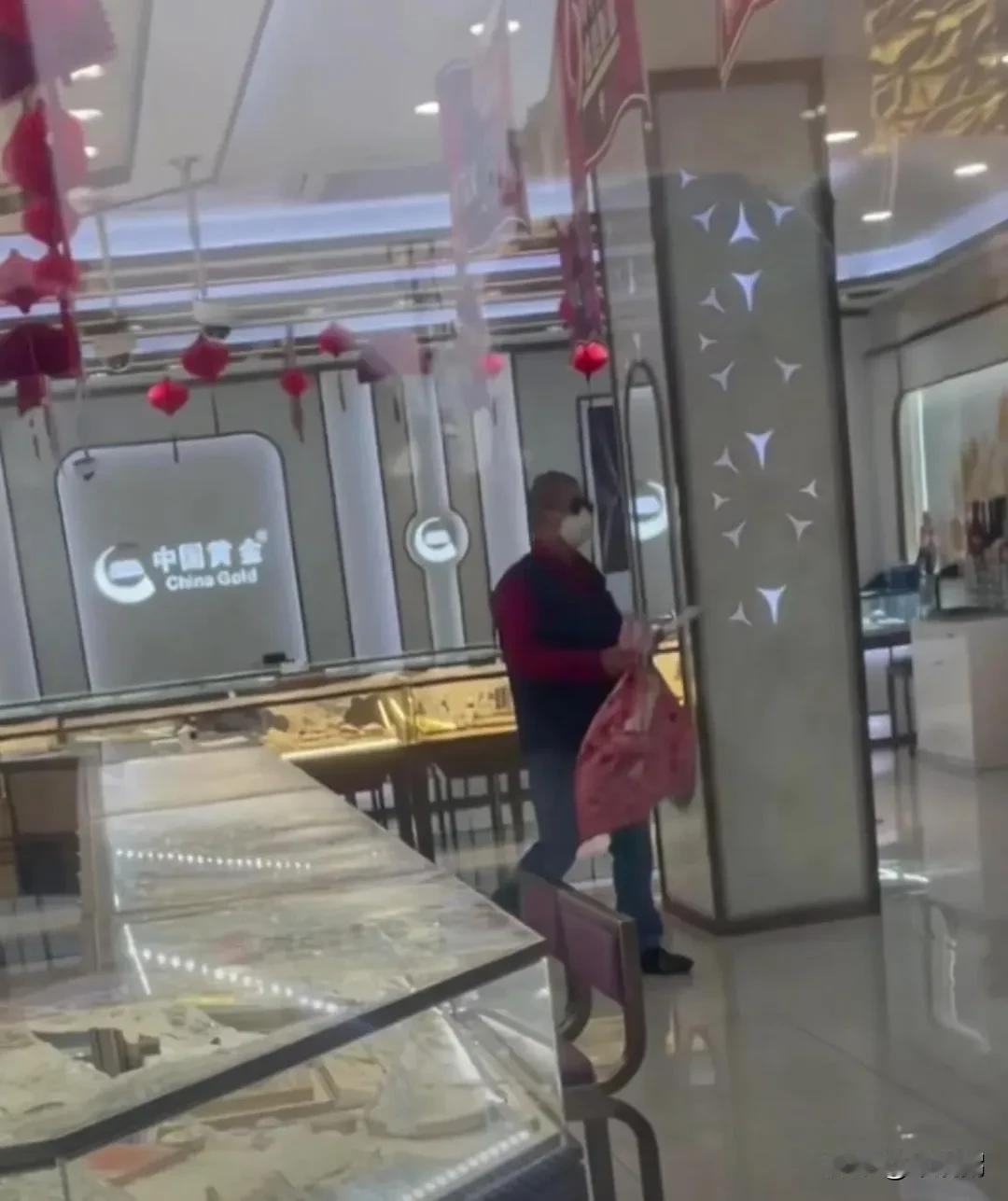 上海有些事情落后苏州三十多年?上海,男,三十多岁,无业,作案地点金店,作案工具
