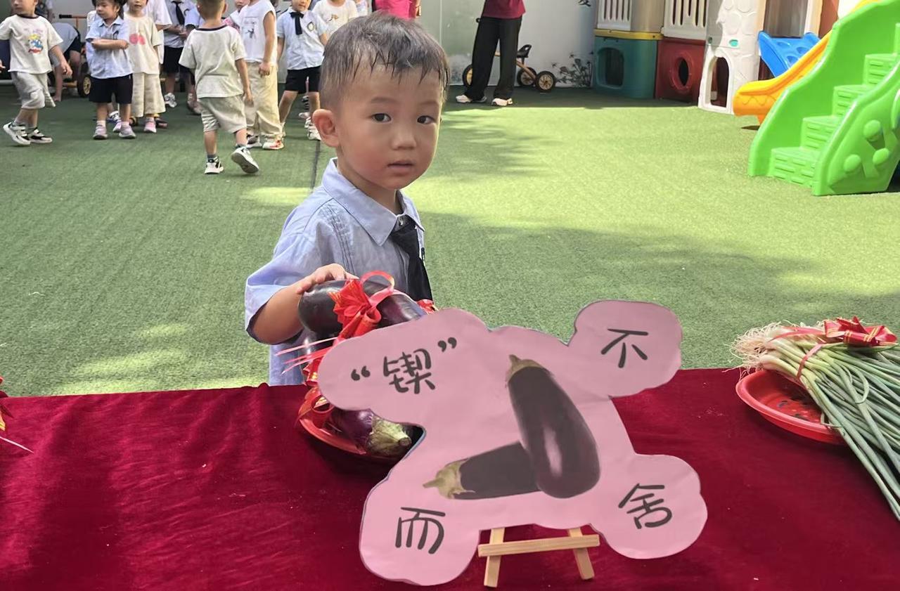 孩子第一天去幼儿园家长会焦虑吗?秋日生活打卡季儿子第一天上学没有哭，我送他上校
