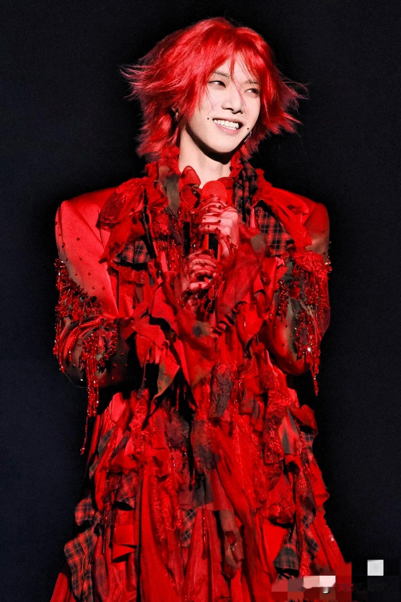 一觉睡醒，估计全国人民都知道了，华晨宇在演唱会后采访中表示：“如果同行想要