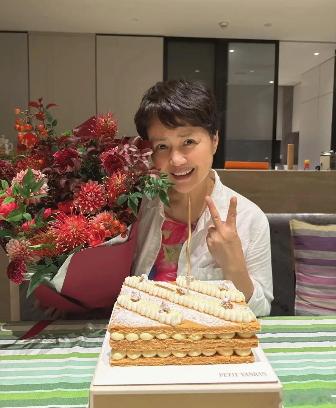 茹萍59岁生日晒全家福，刘之冰憔悴老了，女儿和继子都来为她庆生！​​​