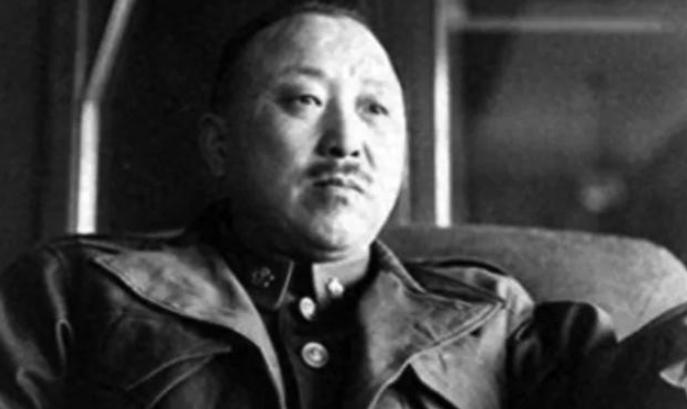 1950年，卫立煌在香港街上散步。冷不丁身后有人喊：“这不是卫立煌吗？”卫立煌心