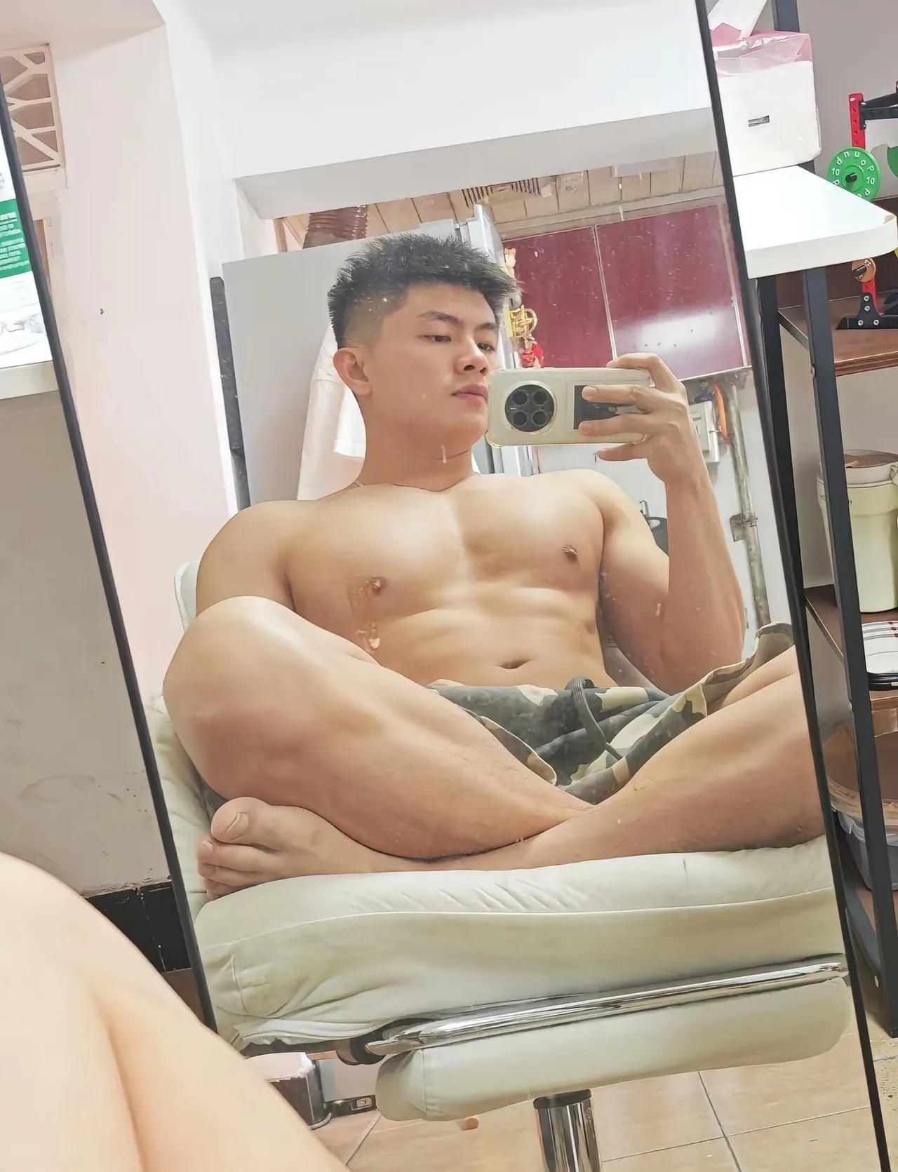 记录我的2026傍晚的篮球场永远是最有生命力的地方。球鞋摩擦地面的声音、起跳时衣