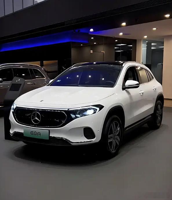 “EQ”品牌将成历史？曝奔驰调整电动车命名！9月16日消息，据多家媒体报道，奔驰